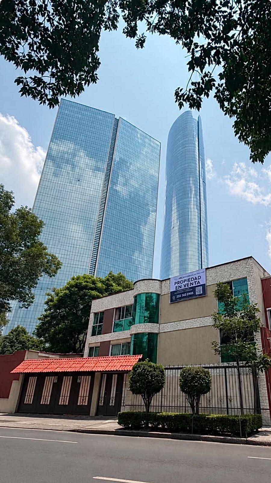 Fachada principal sobre Avenida México