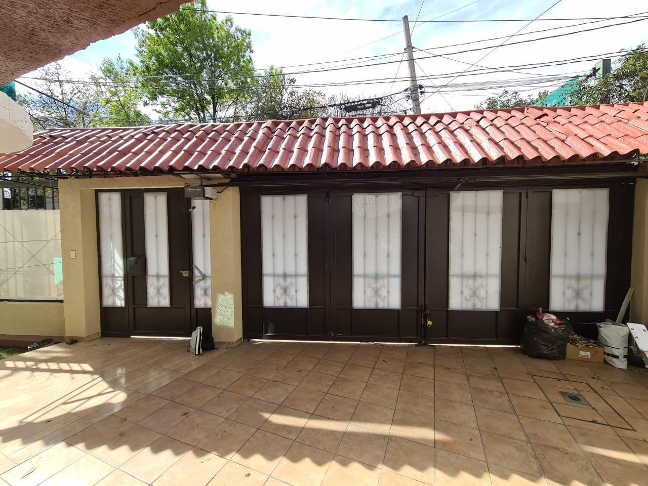 Portón eléctrico de acceso al garage