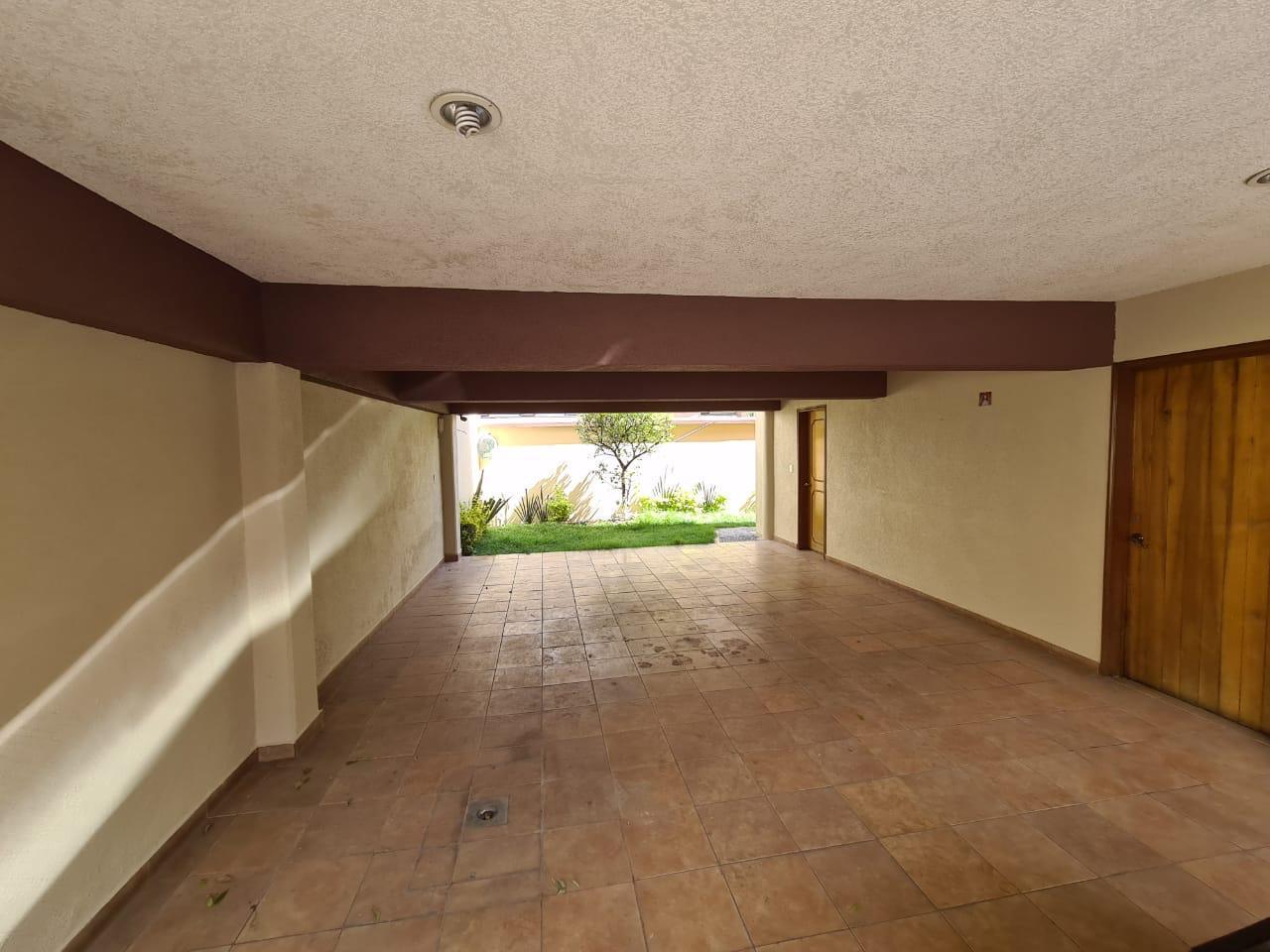 Garage cubierto en planta baja