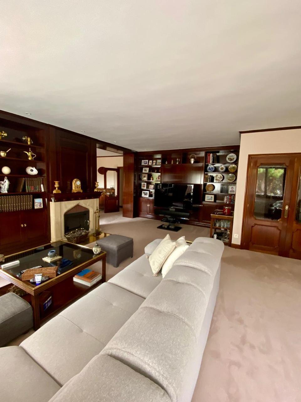 Salón principal con librería de caoba