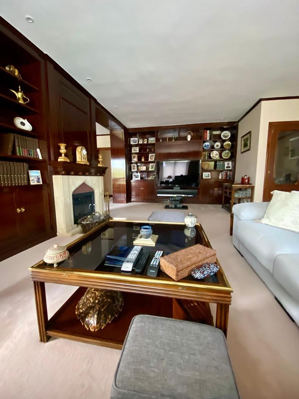 Salón con chimenea de mármol
