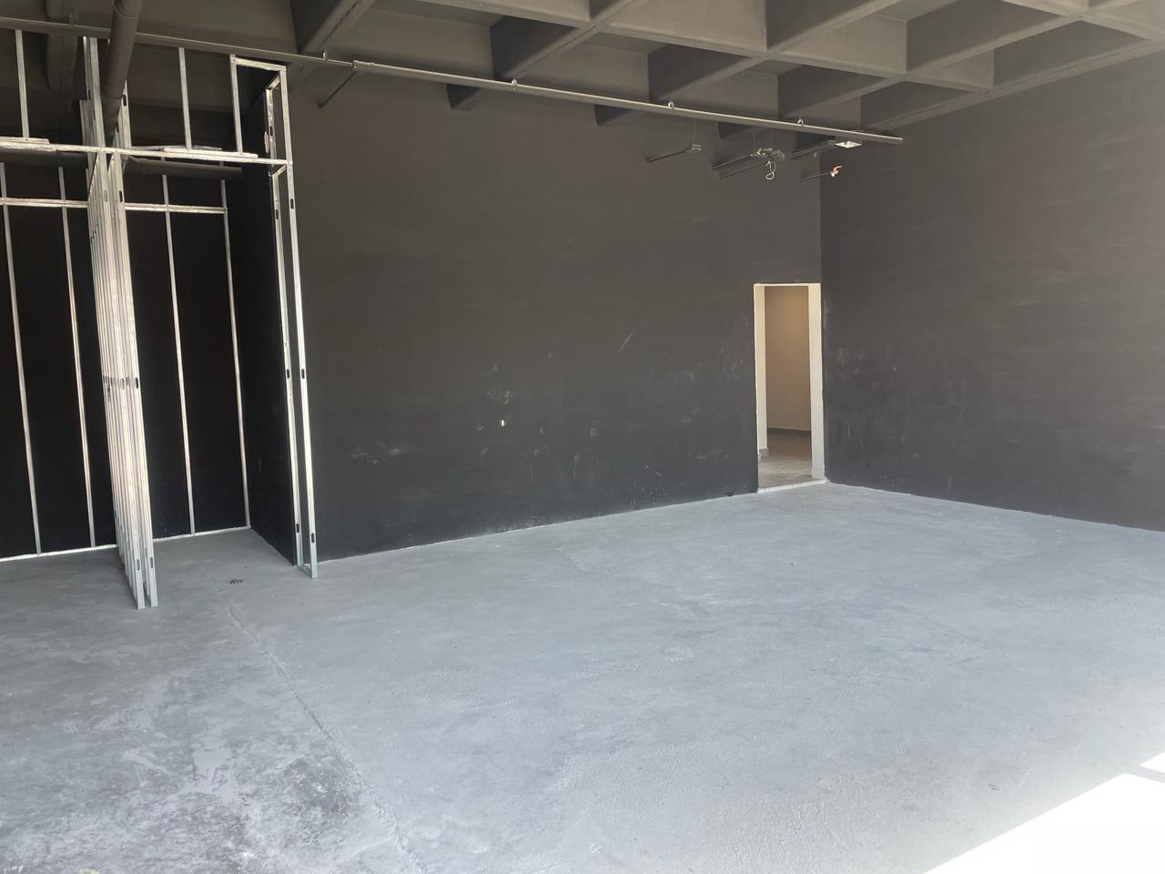 Interior de la oficina en obra gris