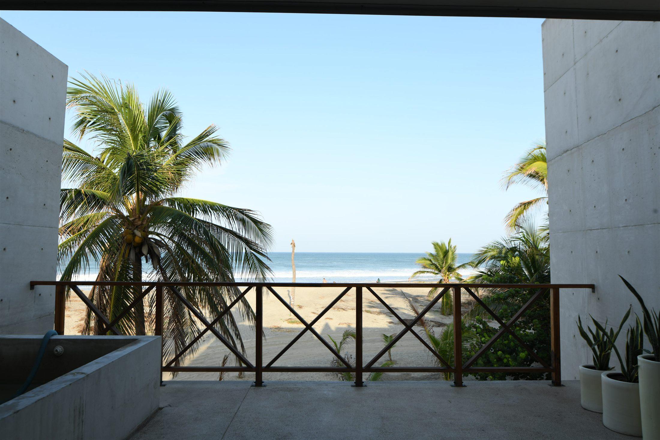 Terraza con vista directa a la playa