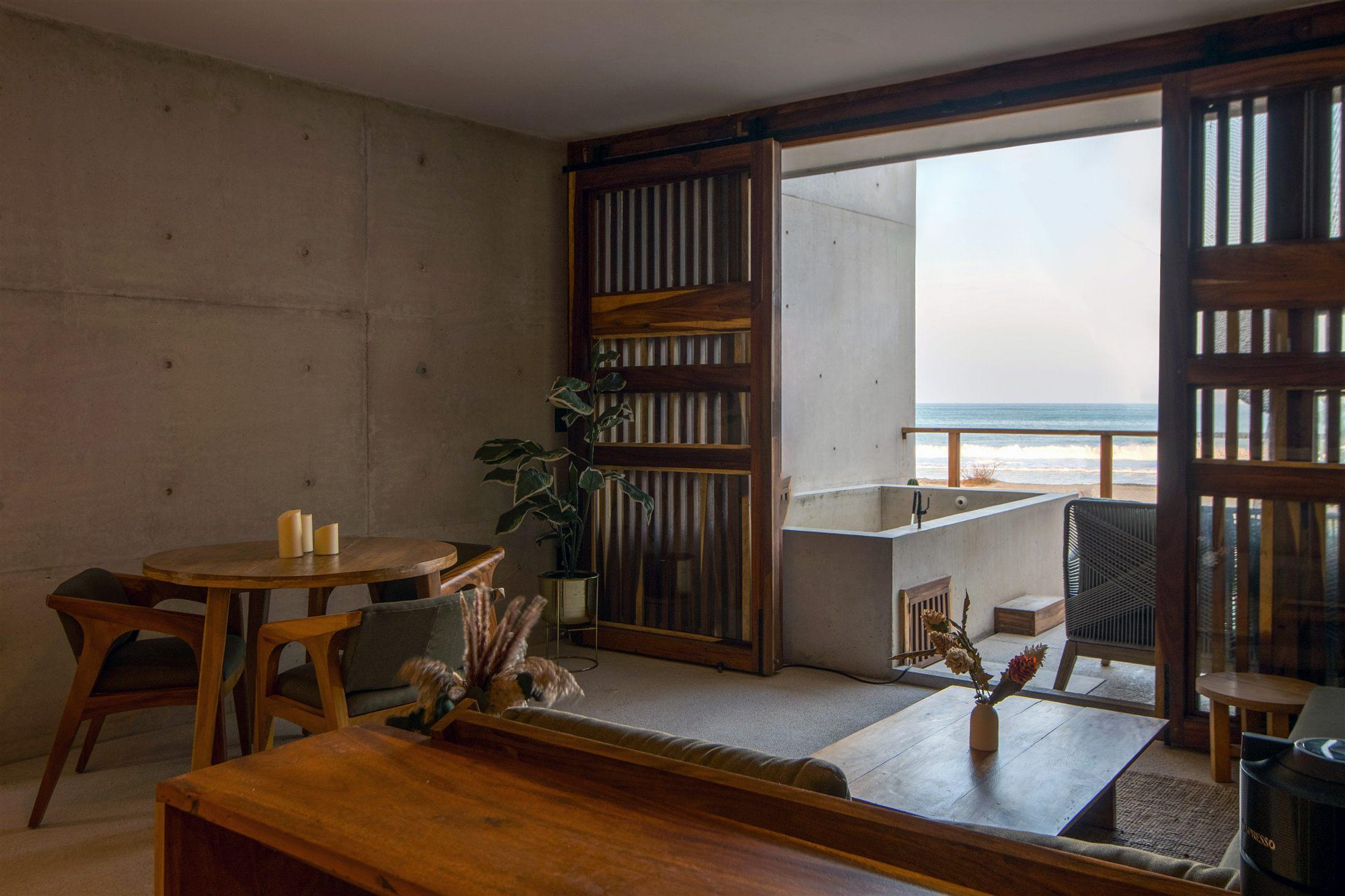 Sala con tina exterior y vista directa a la playa