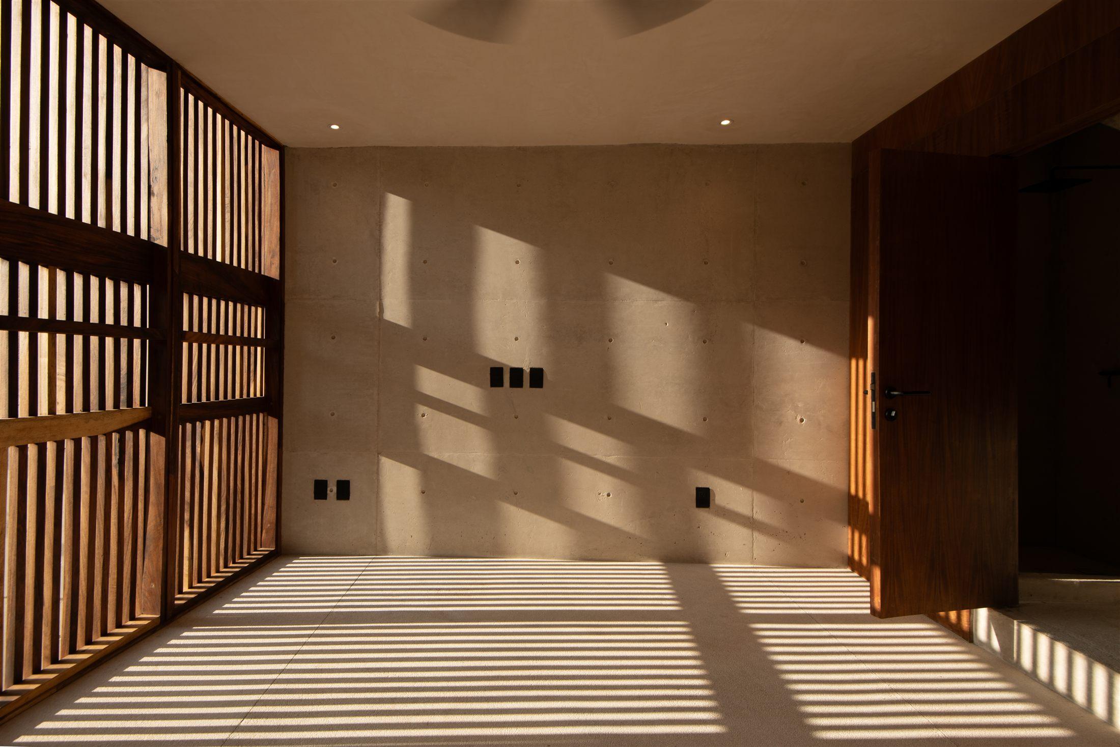 Interior con celosía de madera