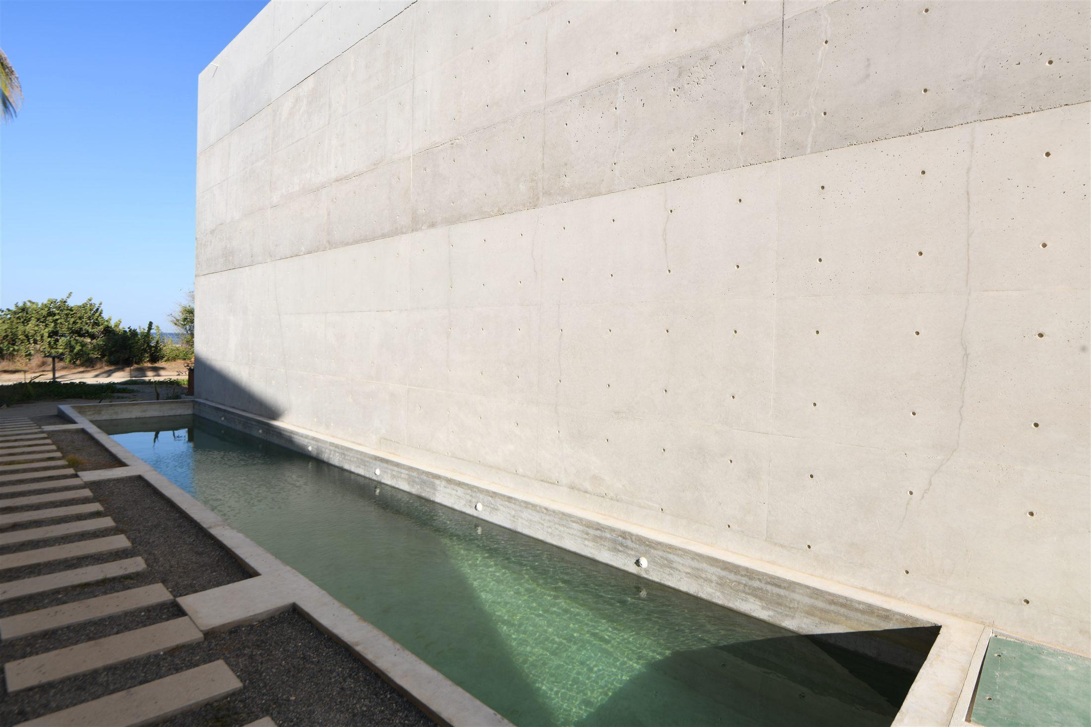 Alberca común y muro de concreto