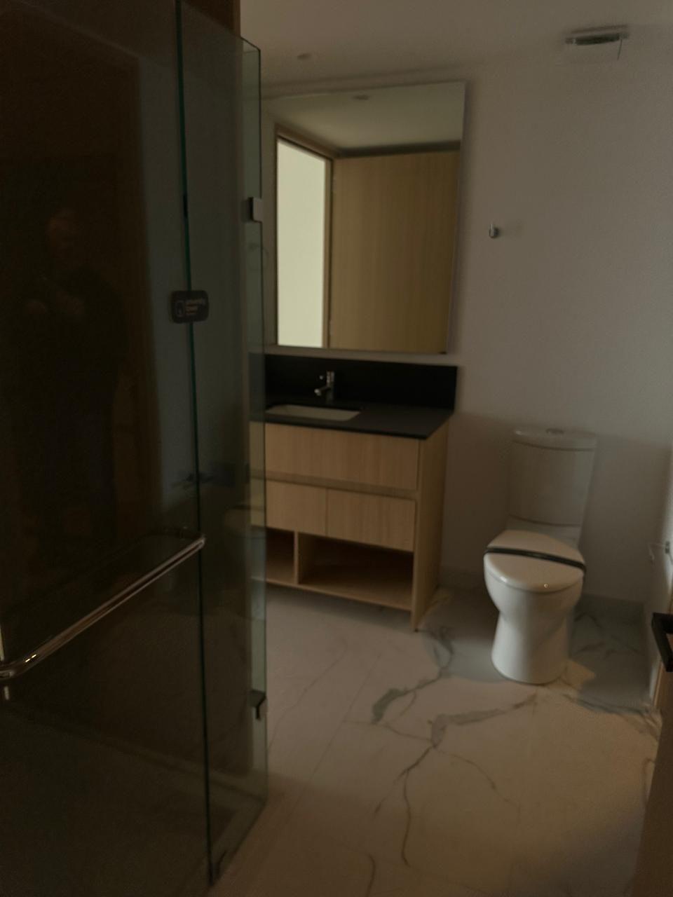 Baño con cancel de cristal