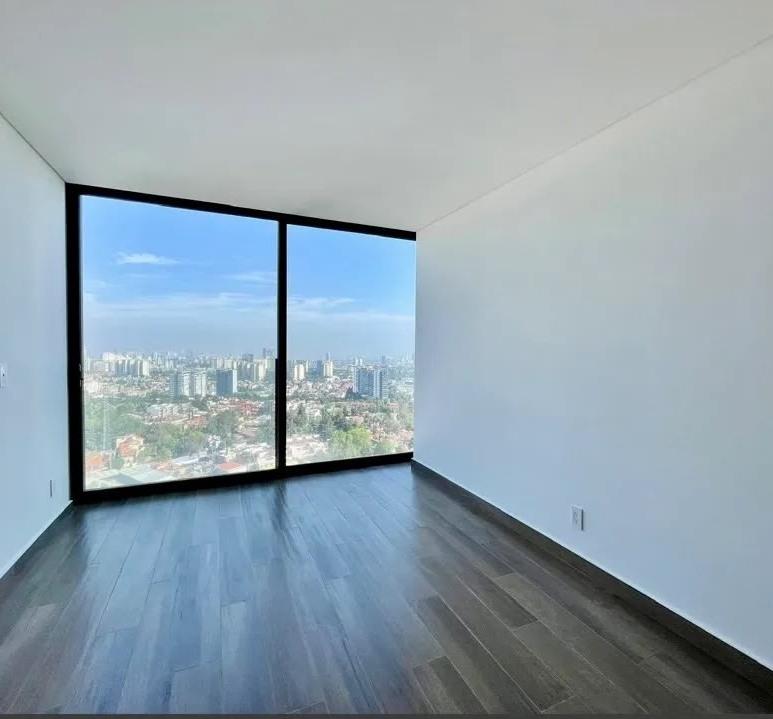Sala con ventanales de piso a techo