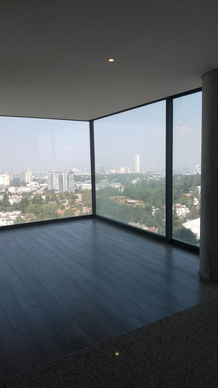 Estancia con ventanales en esquina y vista a la ciudad