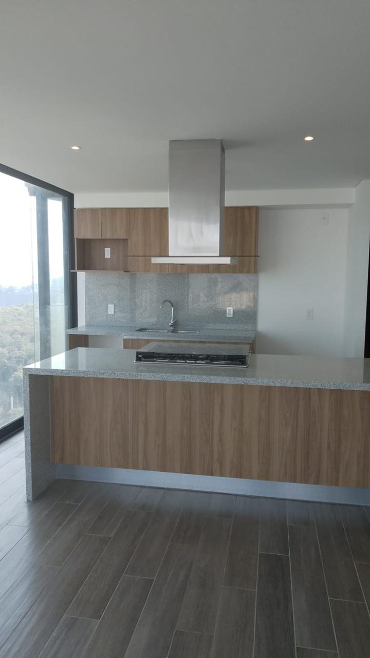 Cocina con isla y cubierta de granito