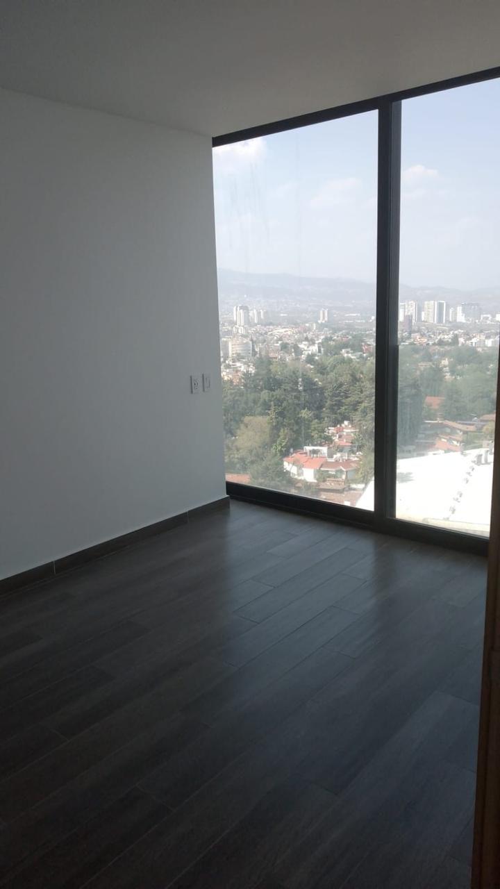 Ventanal de piso a techo con vista arbolada