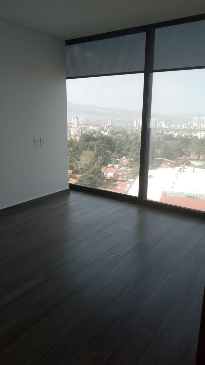 Recámara con ventanal y vista a la ciudad